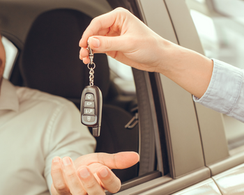 Image of a person handing over car keys to the driver